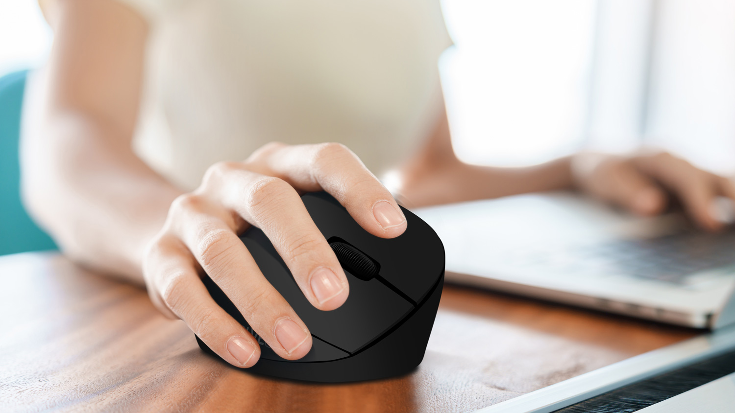 Ruka na ergonomickej myši.