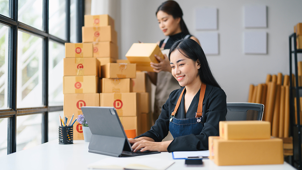 Žena pracující na tabletu v pouzdru s klávesnicí_03