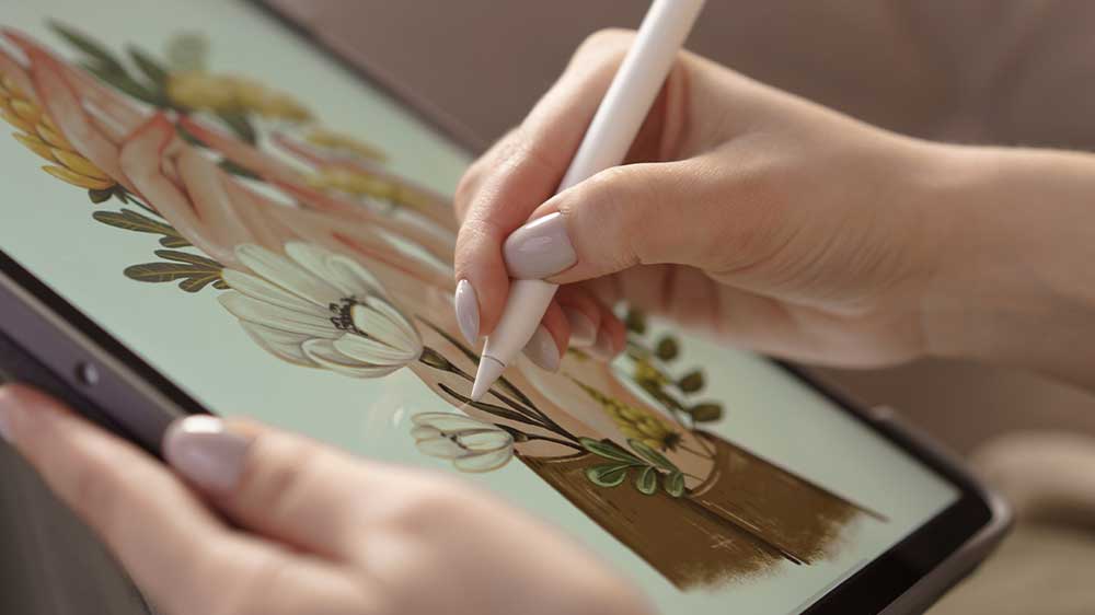 Ženské ruce kreslící perem na tabletu_02