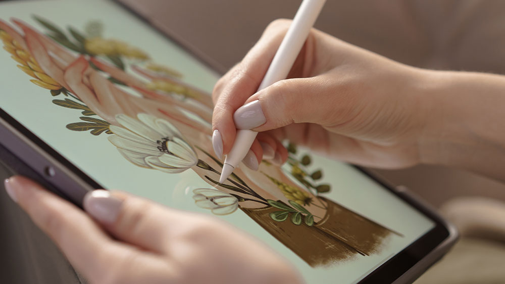 Ženské ruce kreslící perem na tabletu_02