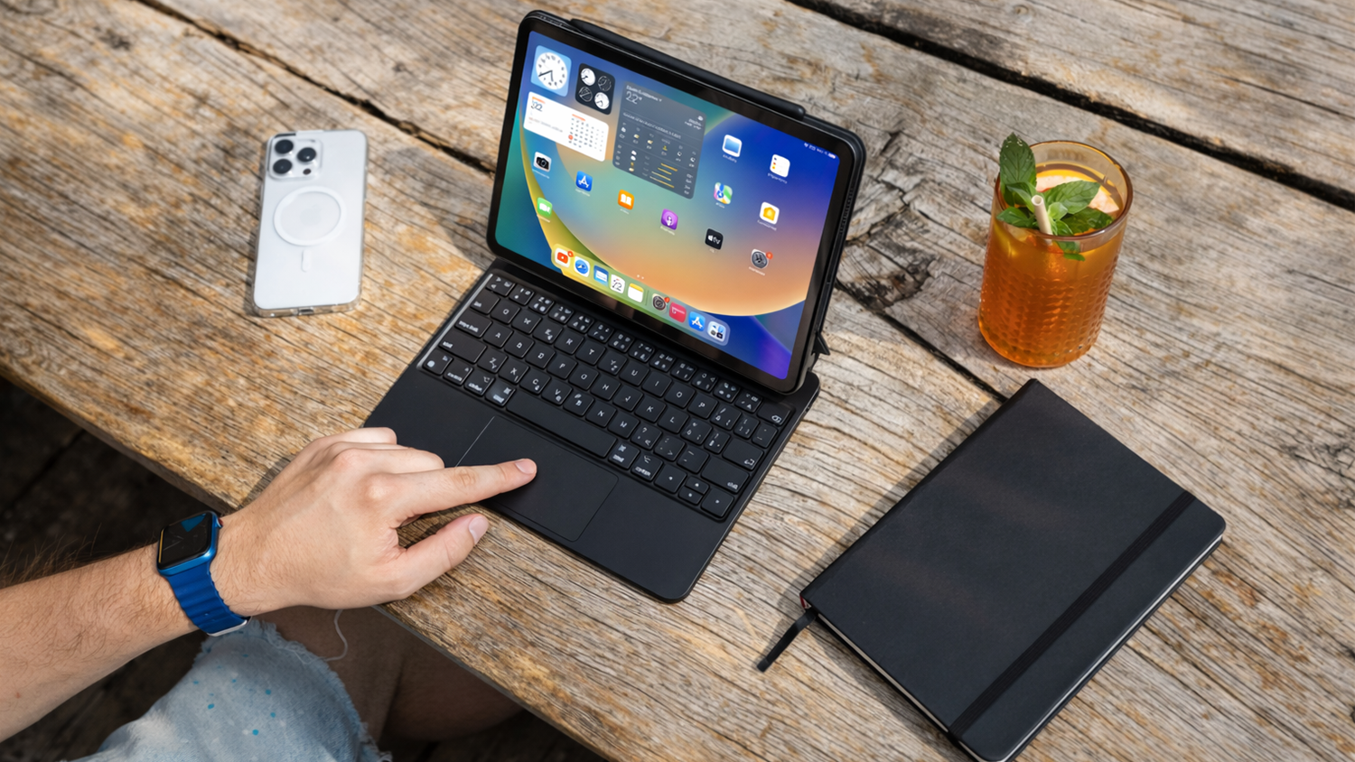Muž pracuje na tabletu s krytem a klávesnicí Fixed Typee iPad Pro 11