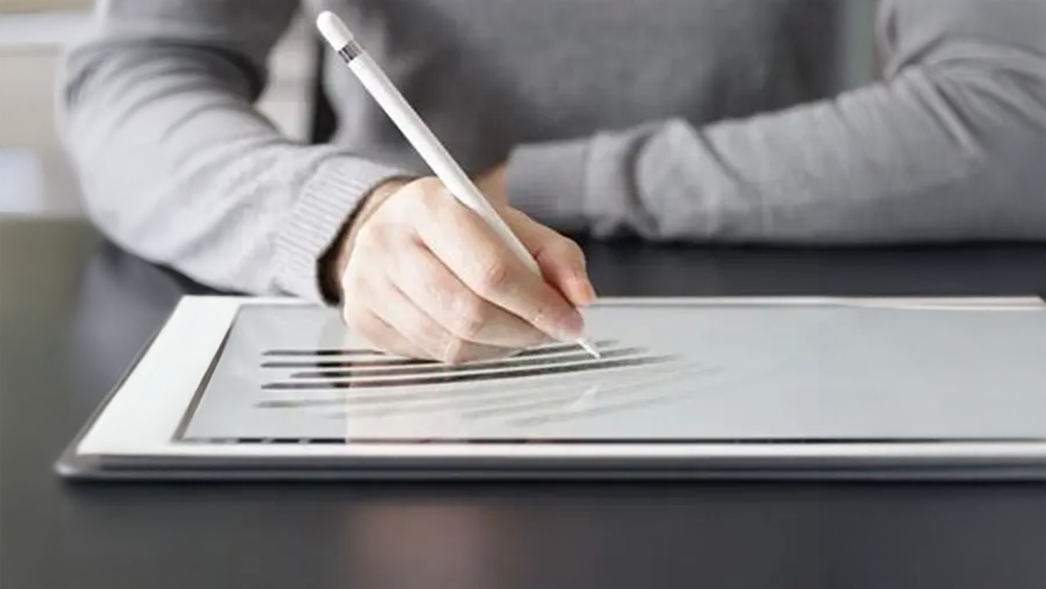 Ruka kresl&iacute; na tabletu tužkou
