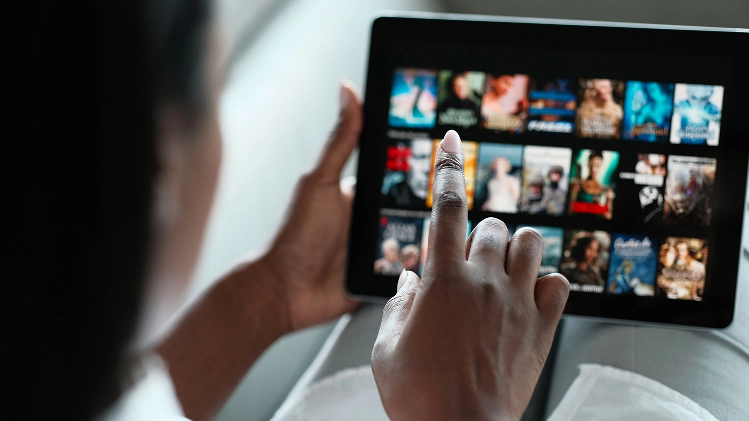 Žena si vyb&iacute;r&aacute; film, kter&yacute; bude sledovat_03