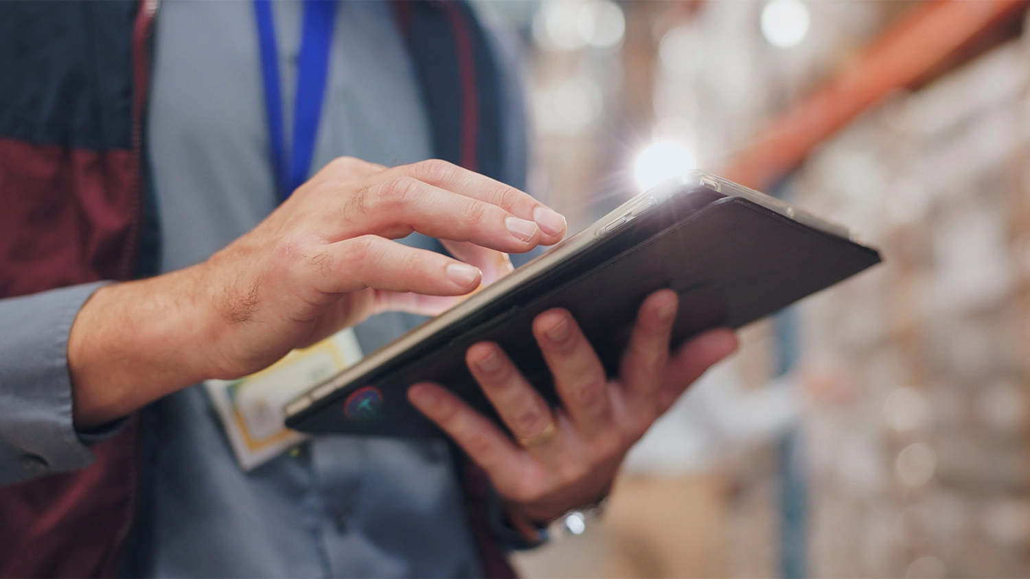 Muž pracuje na tabletu_02