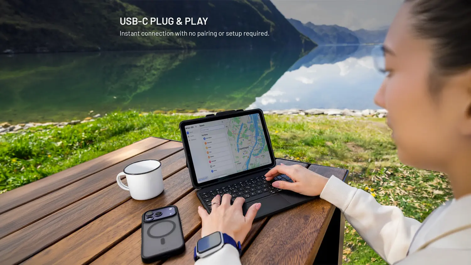 Žena v přírodě používající pouzdro Fixed Typee Enduro pro iPad 10,9