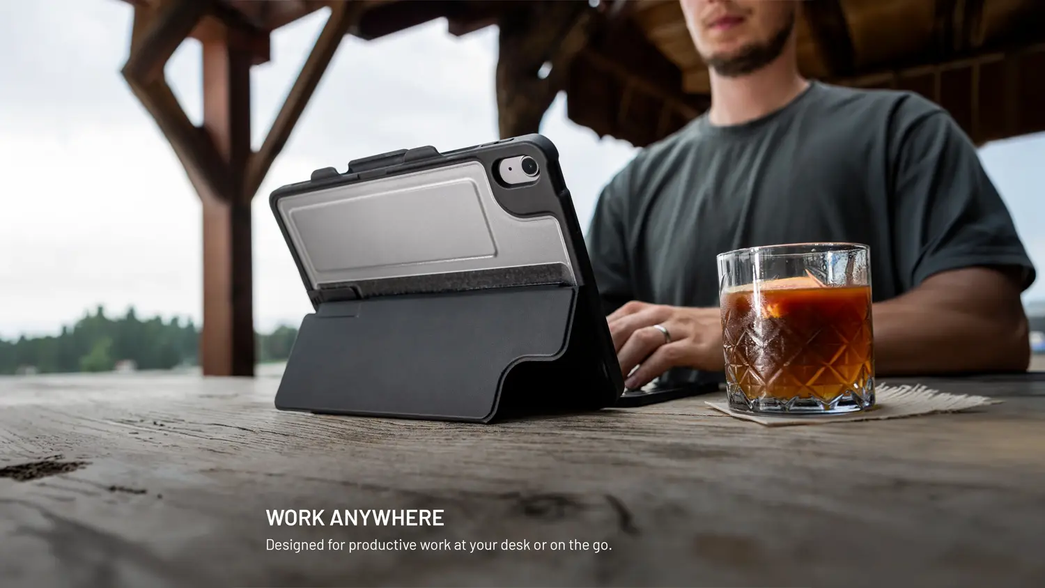 Muž používající pouzdro Fixed Typee Enduro pro iPad 10,9