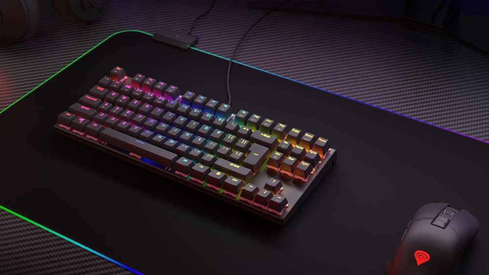 Herní podložka Genesis Boron 500 XXL RGB na stole s myší a klávesnicí_02