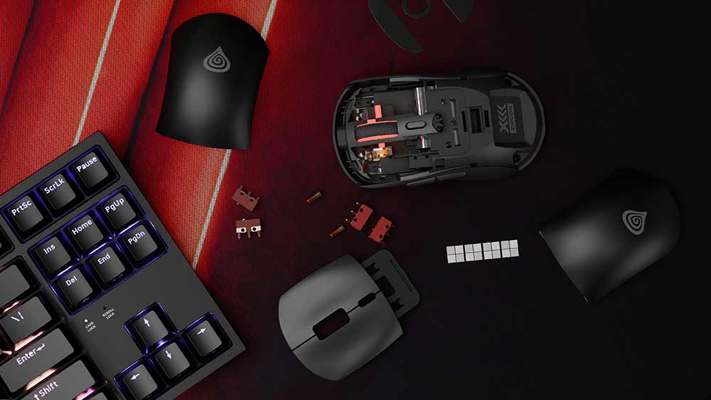 Rozložená herní myš Genesis ZIRCON XIII s vyměnitelnými spínači na stole vedle klávesnice_02