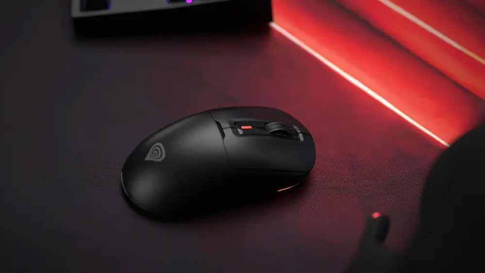 Herní myš GENESIS Zircon 660 Pro na stole vedle herní klávesnice_02
