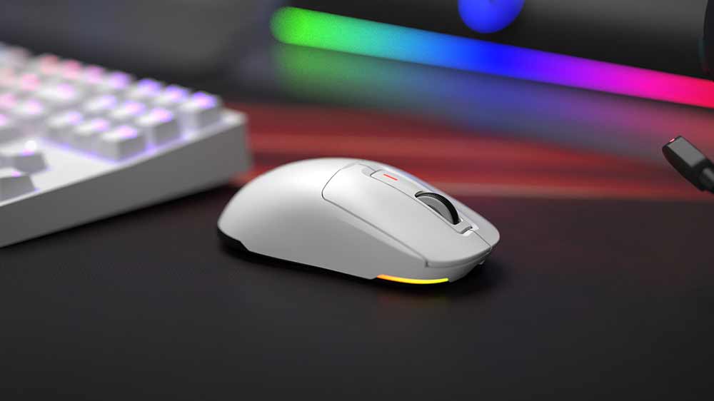 Herní myš Genesis Zircon 660 na stole vedle herní klávesnice_02