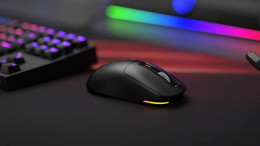 Herní myš Genesis Zircon 660 na stole vedle herní klávesnice_02