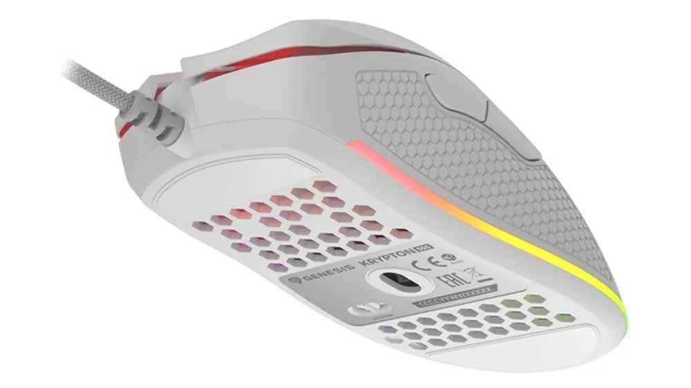 Pohled na spodní část herní myši GENESIS Krypton 555 s perforovanou konstrukcí_04
