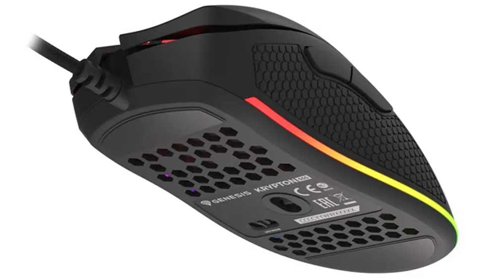 Pohled na spodní část herní myši GENESIS Krypton 555 s perforovanou konstrukcí_04