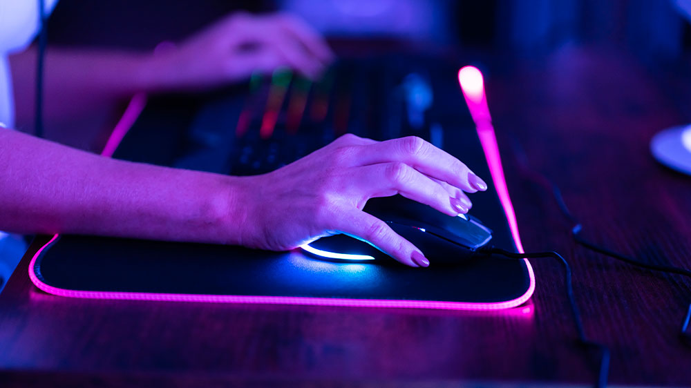 Žena používá herní myš_02