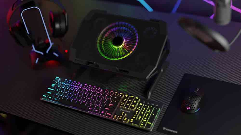 Chladicí podložka Genesis OXID 850 RGB na stole s příslušenstvím_02
