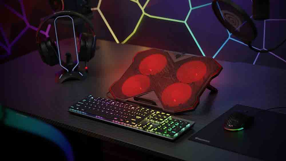Chladicí podložka pod notebook Genesis Oxid 260 na PC stole mezi příslušenstvím k PC