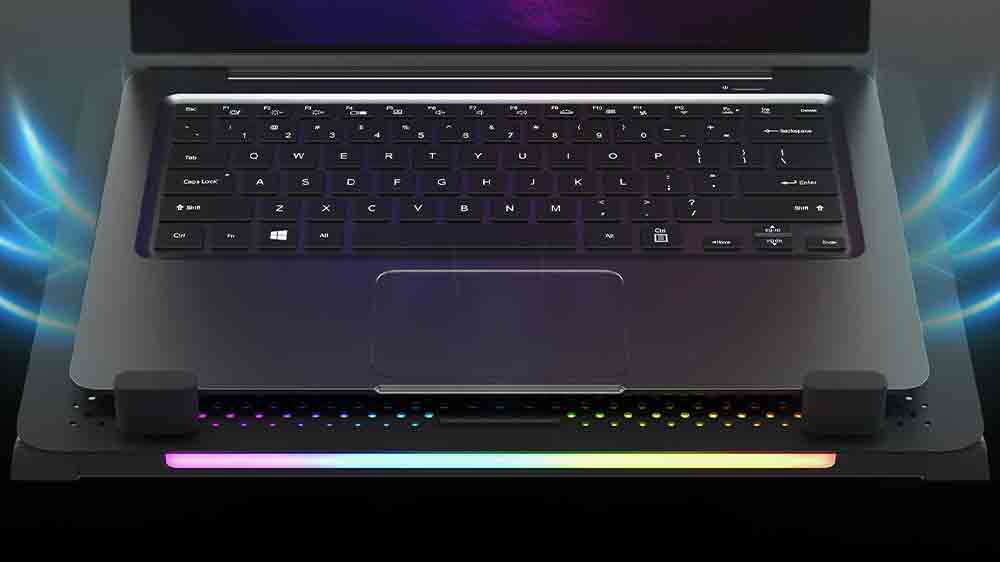 Notebook uložen&yacute; na chladic&iacute; podložce pod notebook Genesis Oxid 450 detailn&iacute;m pohledem_