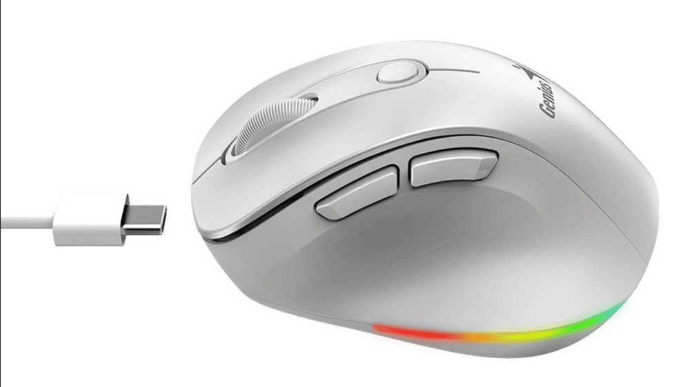 Myš Genius Ergo 9000S Pro Pearl White během používání ukazující ergonomický tvar s opěrkou pro pohodlné ovládání