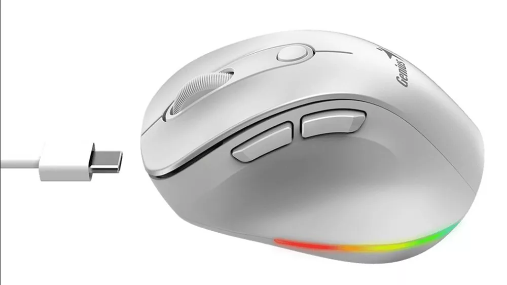 Myš Genius Ergo 9000S Pro Pearl White počas používania ukazujúca ergonomický tvar s opierkou pre pohodlné ovládanie