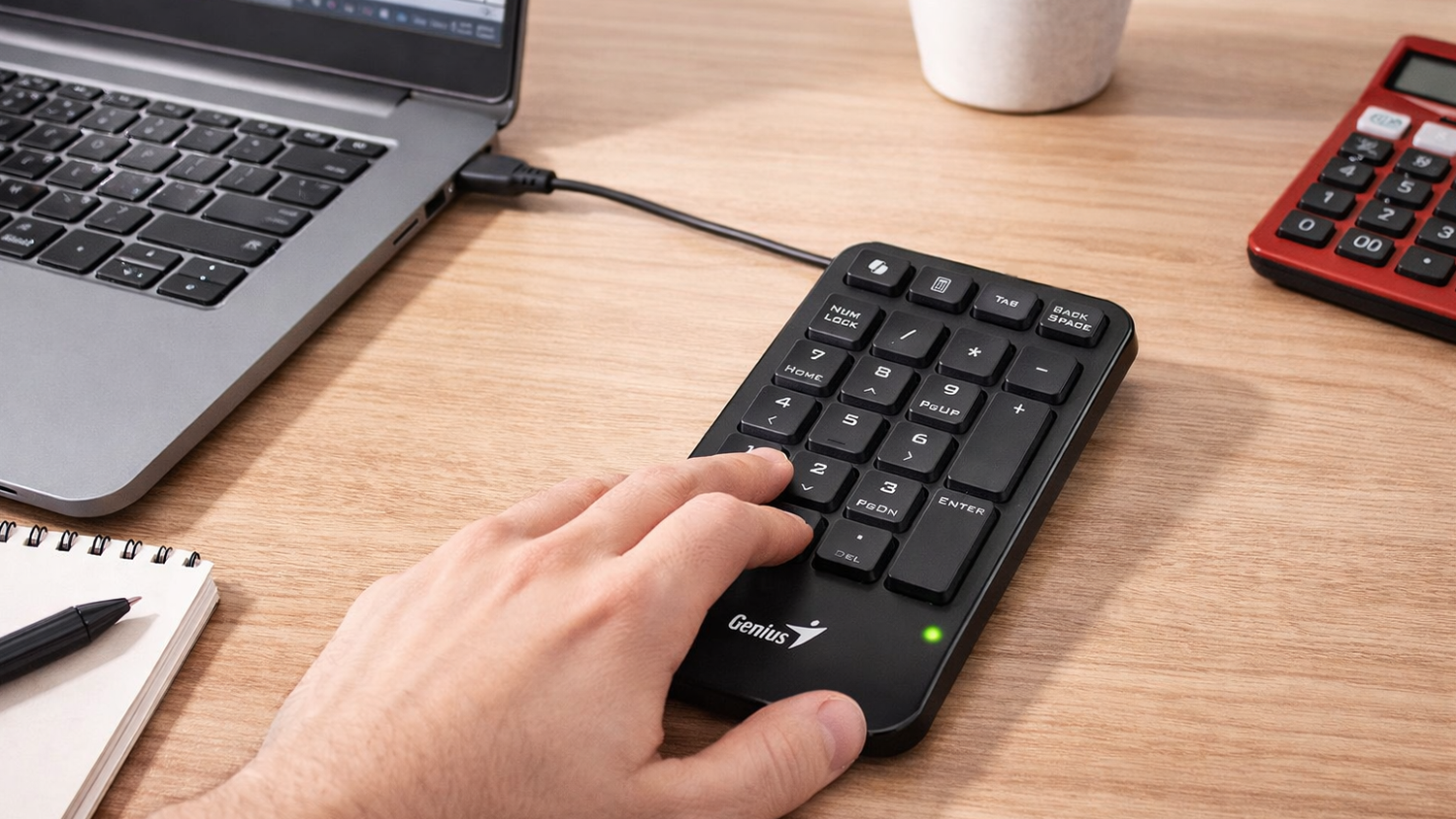 Numerická klávesnice Genius NumPad 125 na pracovním stole vedle notebooku