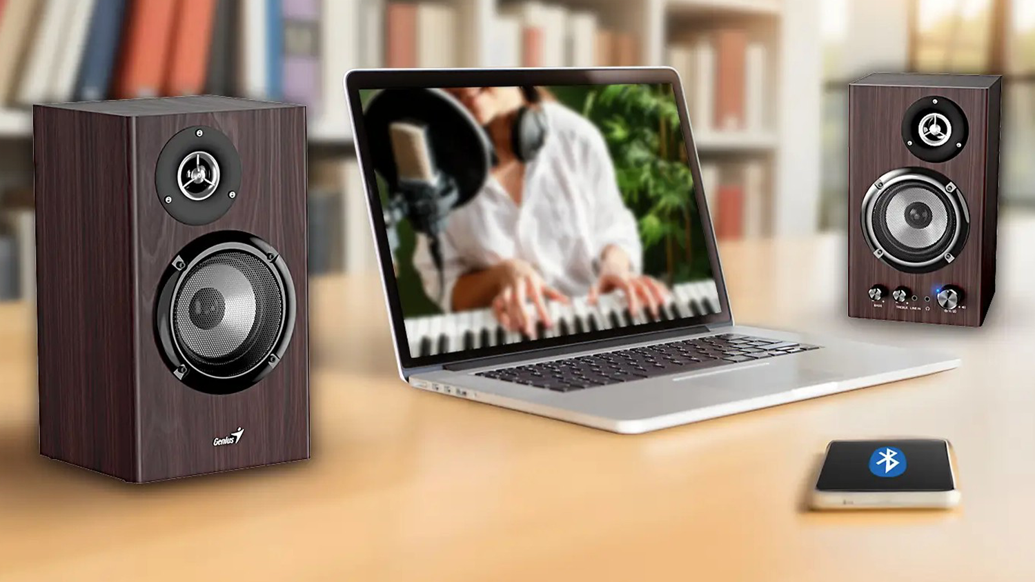 PC reproduktory Genius vedle mobilního telefonu