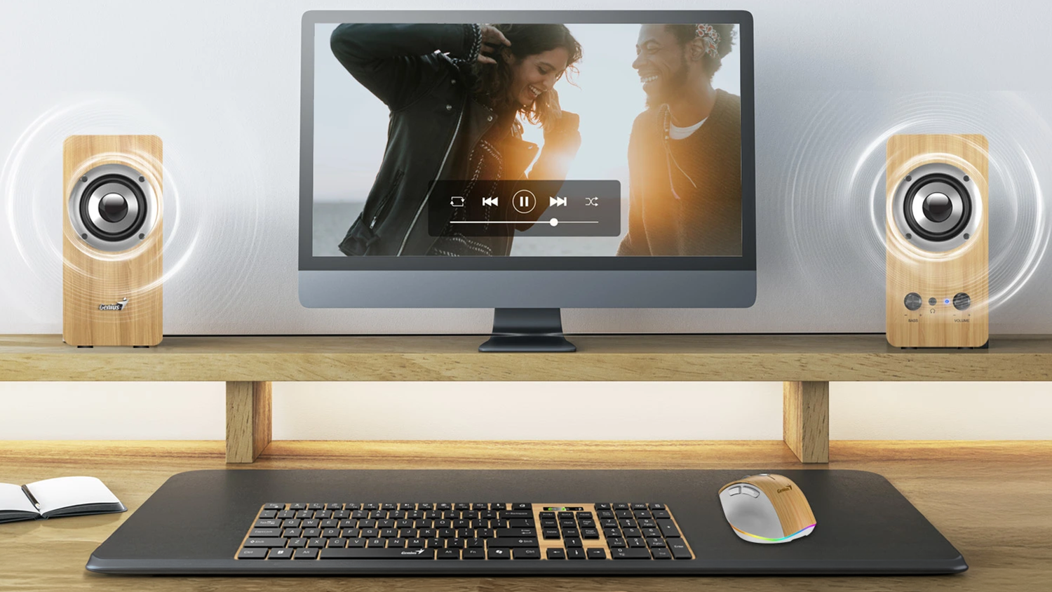 PC reproduktory Genius SP-HF400 světlé dřevo na stole vedle monitoru