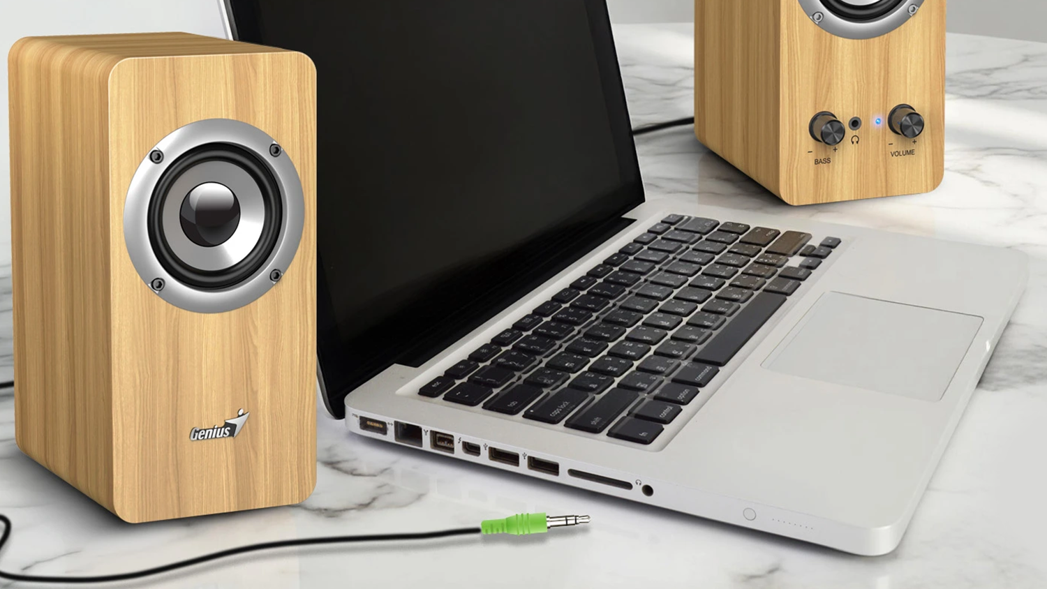PC reproduktory Genius SP-HF400 světlé dřevo vedle notebooku