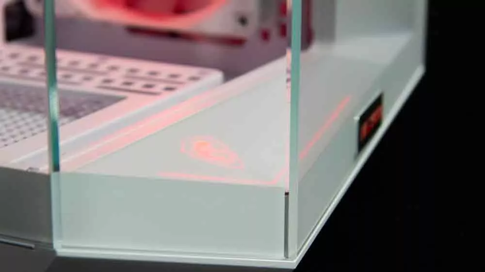 Detail na skriňu počítača HAL 3000 Master Gamer Ultimate-K_05