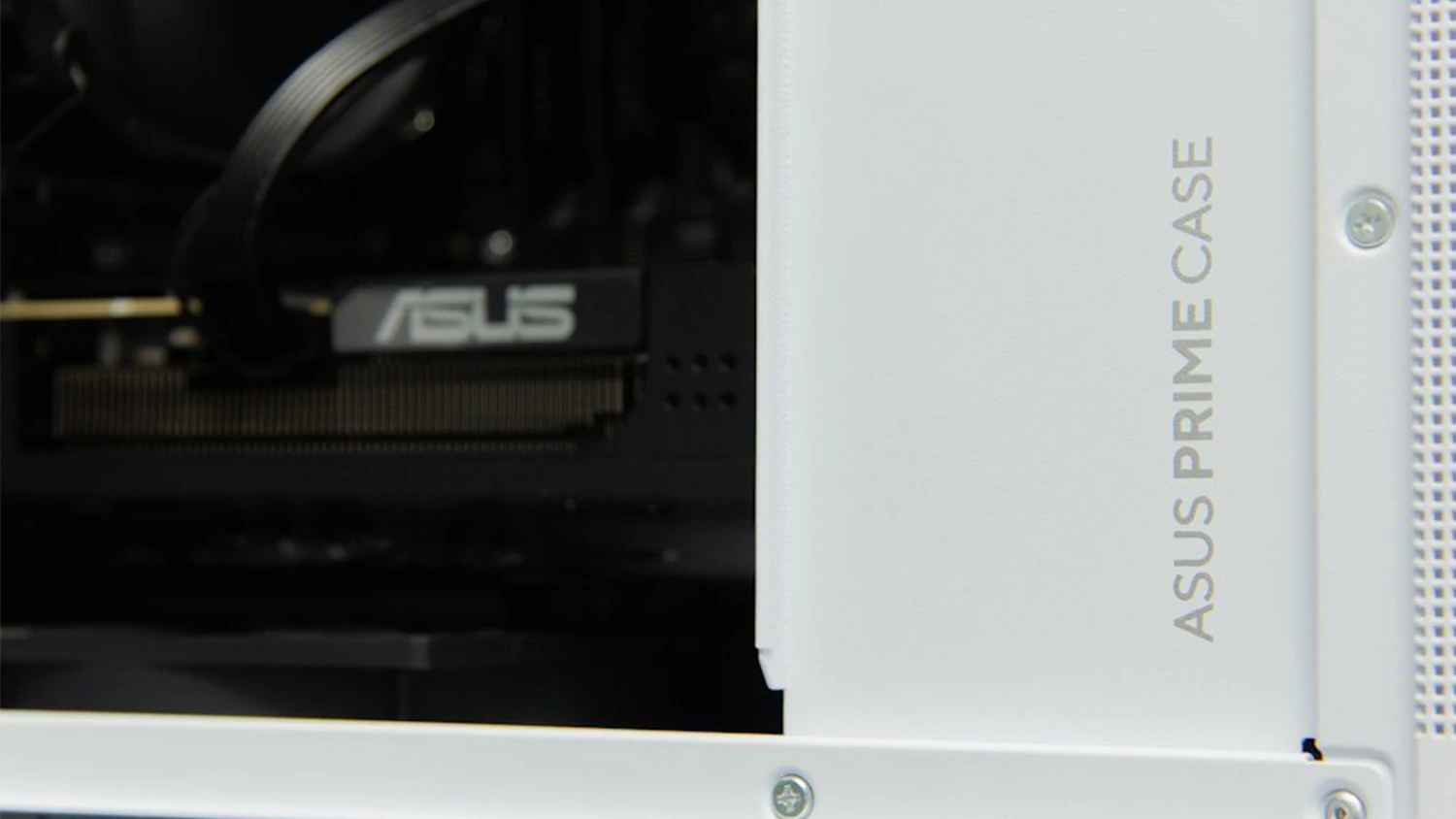 Detail na skř&iacute;ň poč&iacute;tače HAL 3000 Alfa Gamer Micro Air