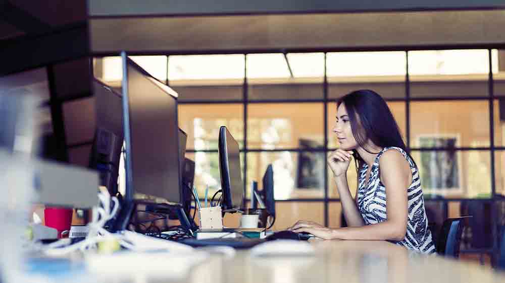 Žena v kanceláři u monitoru_02