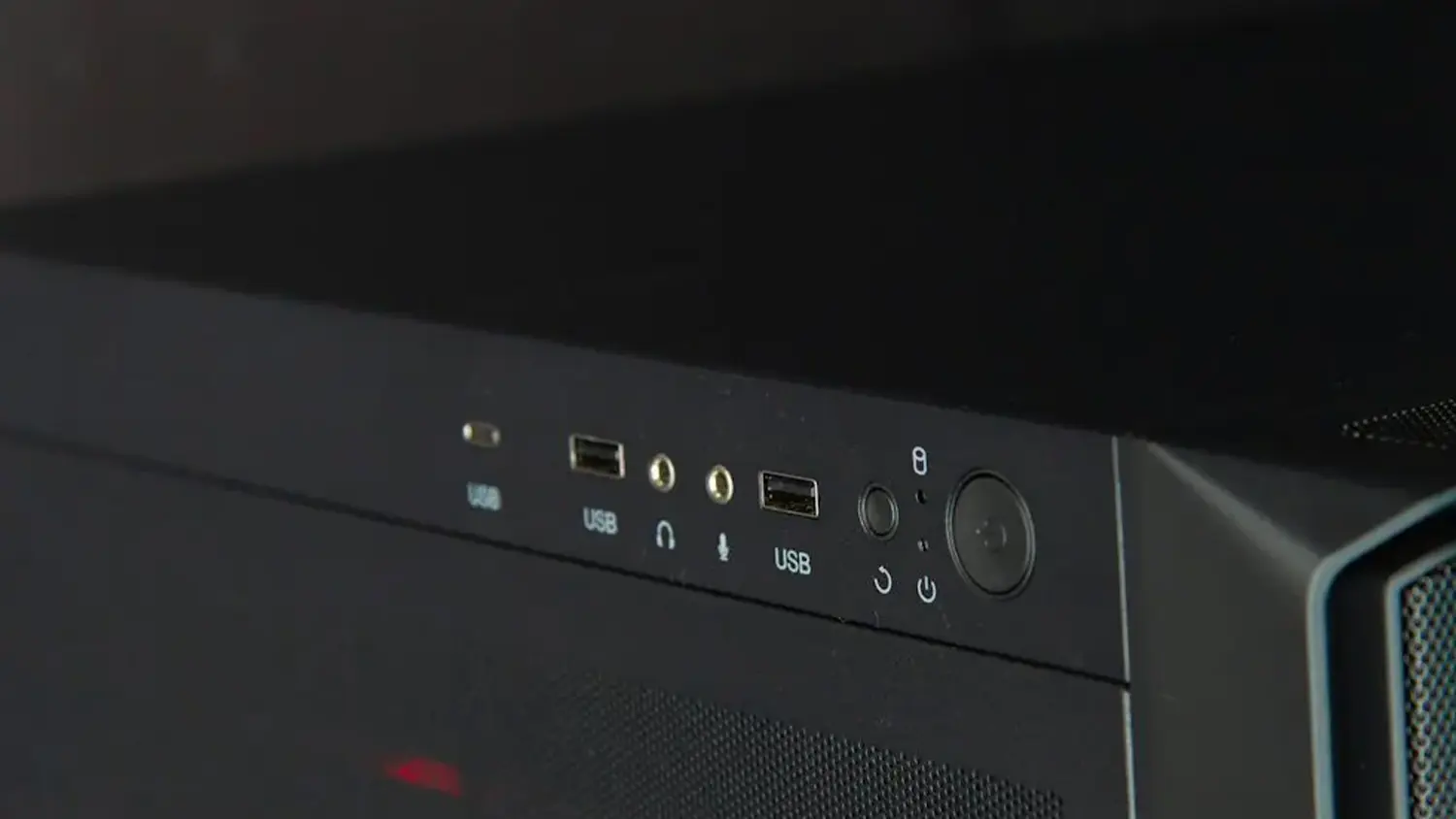 Porty na předn&iacute; straně skř&iacute;ně poč&iacute;tače HAL 3000 Alfa Gamer Pro Ti