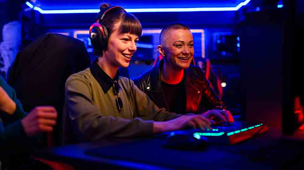 Dvě d&iacute;vky hraj&iacute; hry na PC_03