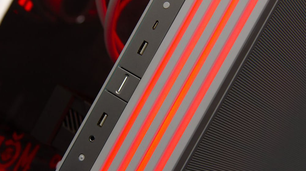 Porty na předn&iacute; straně skř&iacute;ně poč&iacute;tače HAL 3000 MČR 2025