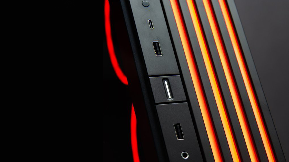 Porty na předn&iacute; straně skř&iacute;ně poč&iacute;tače HAL 3000 MČR 2025