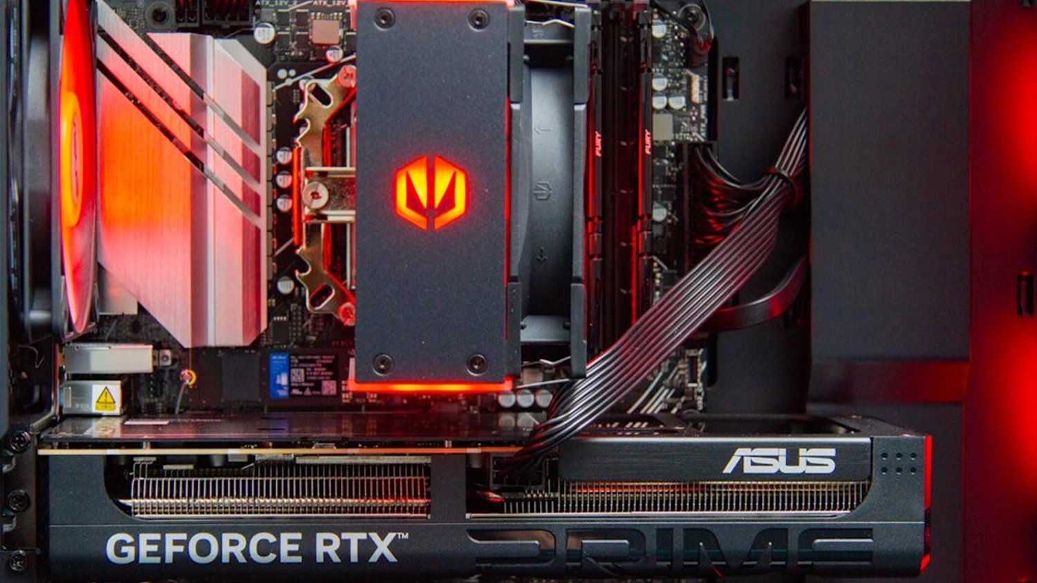 Interi&eacute;r poč&iacute;tače HAL3000 Online Gamer_04