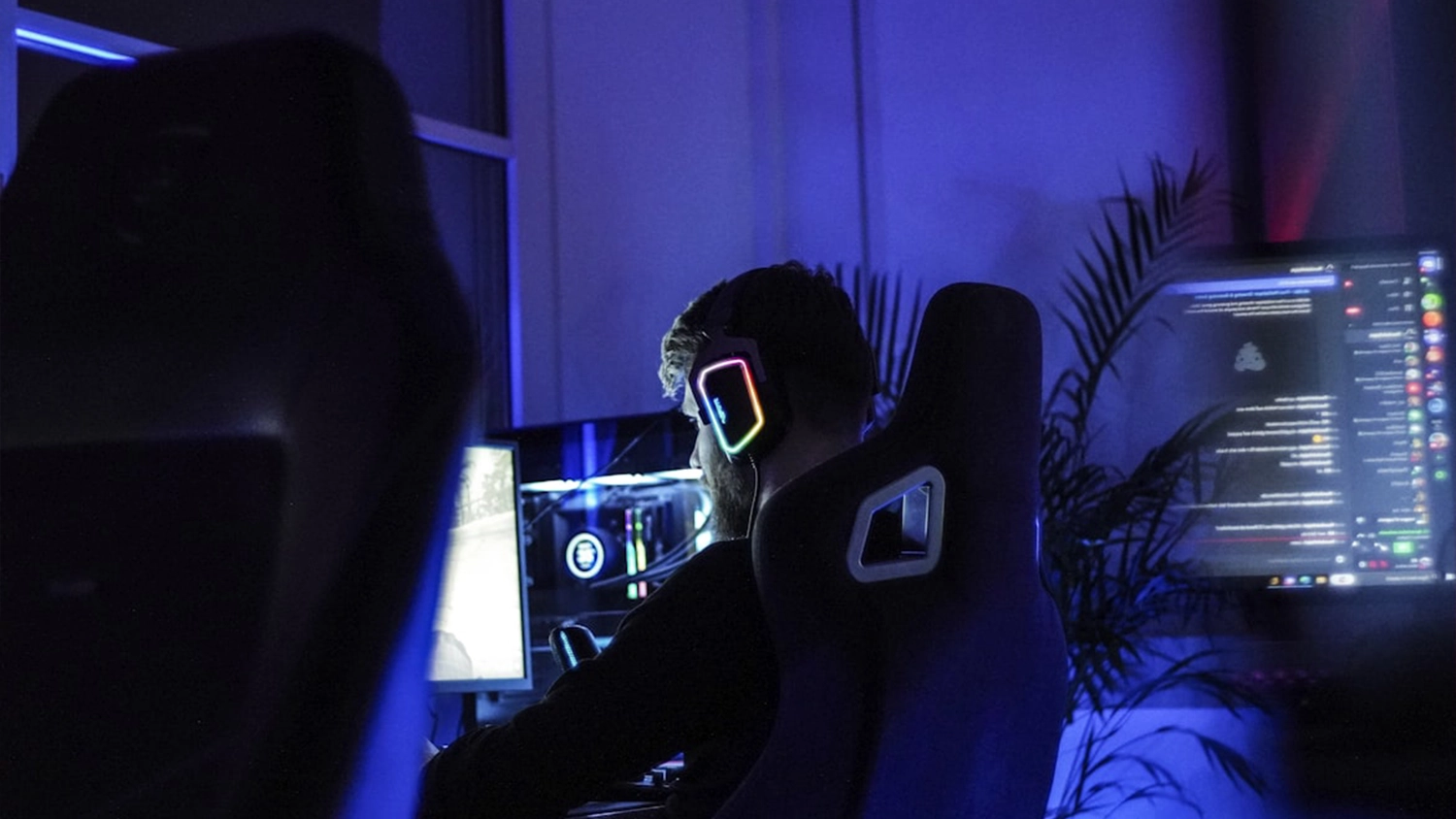 Muž u poč&iacute;tače hraj&iacute;c&iacute; videohry_05