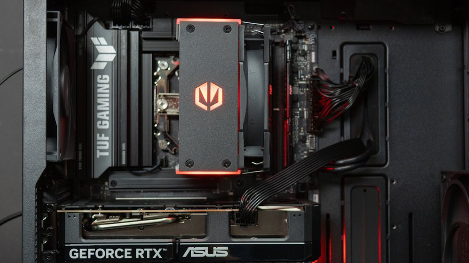 Detail vnitřn&iacute;ho uspoř&aacute;d&aacute;n&iacute; poč&iacute;tače Hal3000 Master Gamer Pro