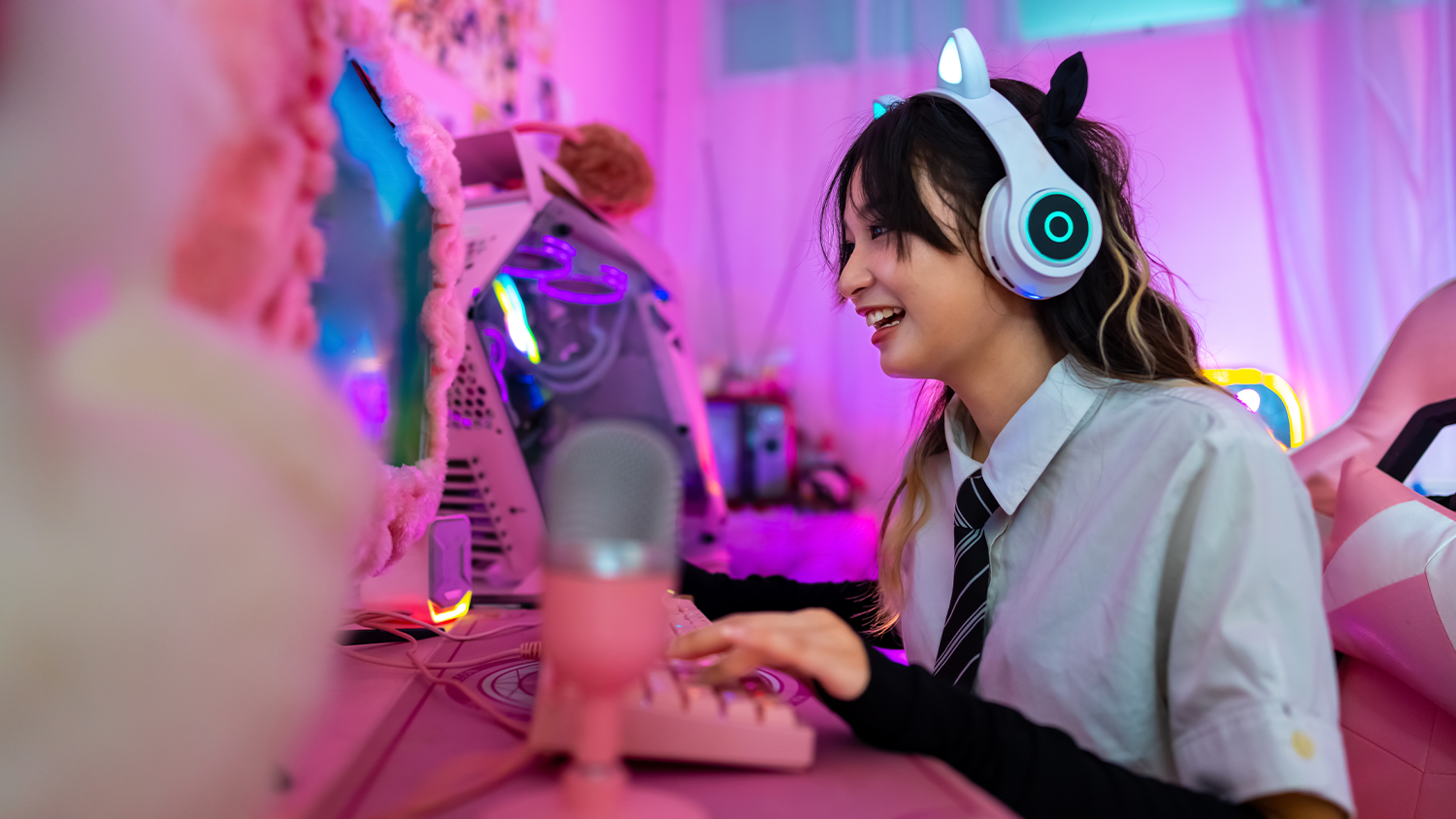 Žena natáčející video na počítači HAL3000