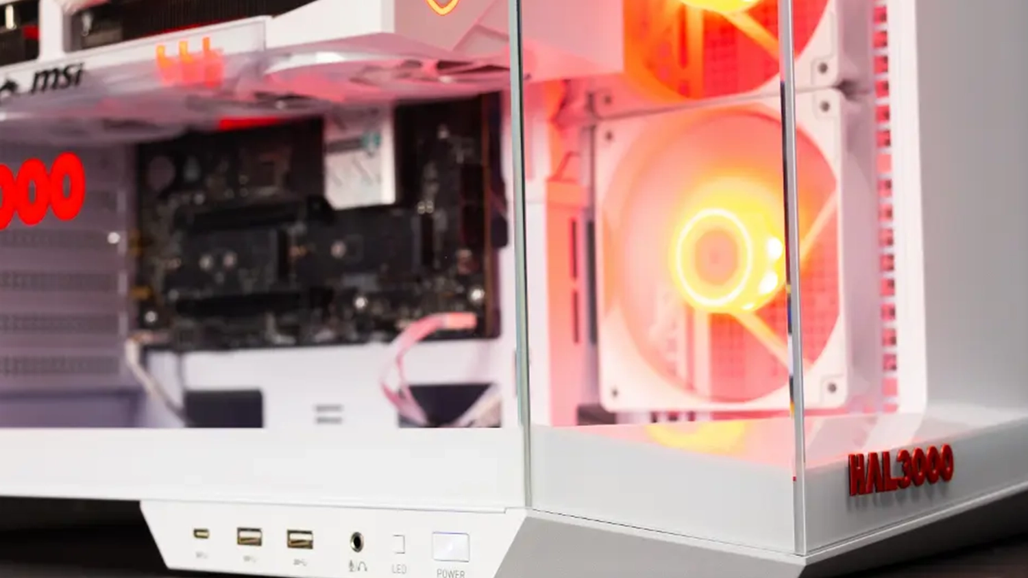 Porty na předn&iacute; straně skř&iacute;ně poč&iacute;tače HAL3000 Master Gamer Ultimate-K