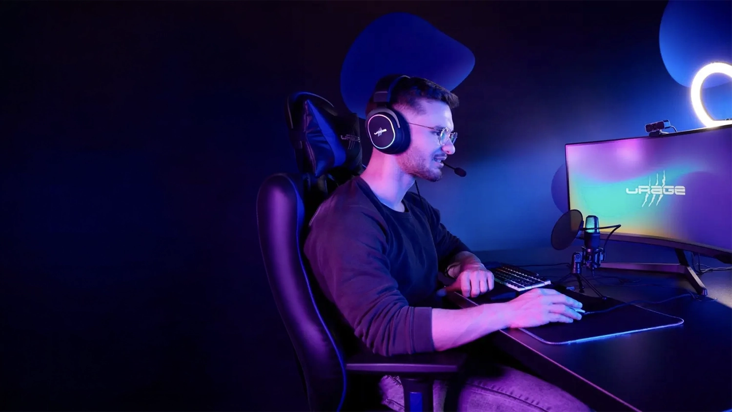 Streamer používa stolný mikrofón Hama uRage Stream 410 HD