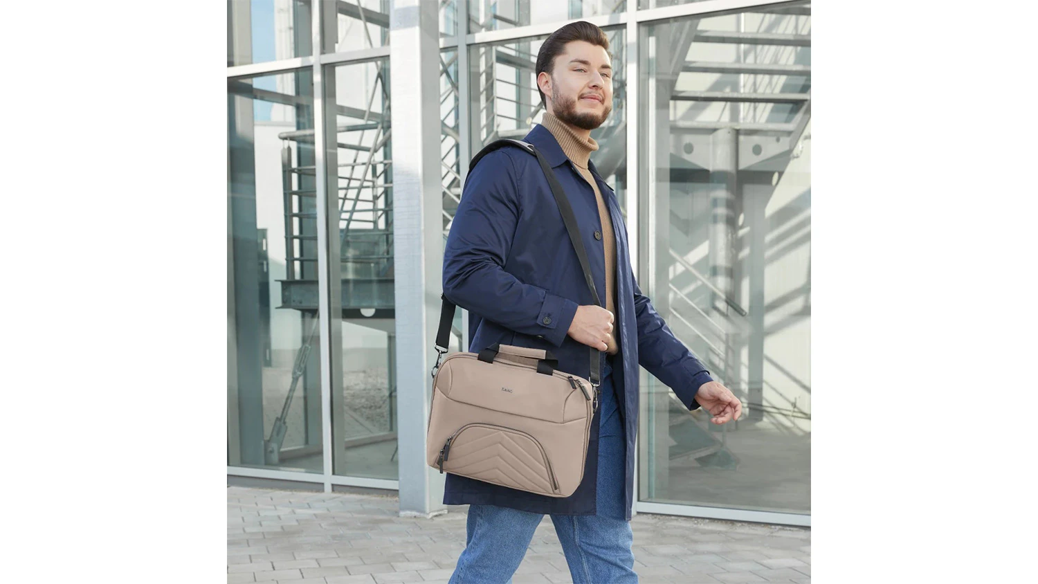 Muž s bra&scaron;nou na notebook Hama Lightweight