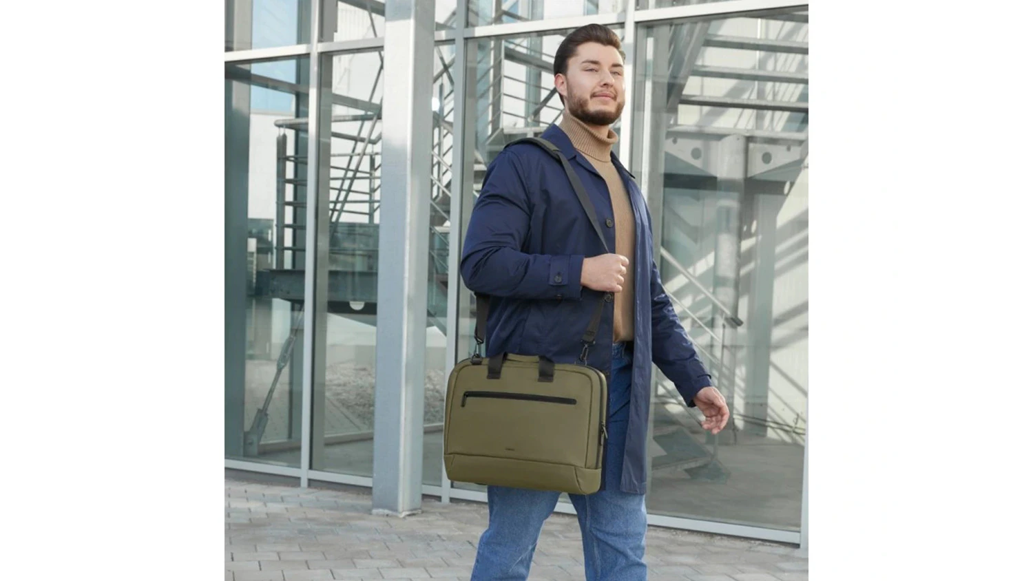 Muž s brašňou Hama Ultra Lightweight Muž rameno