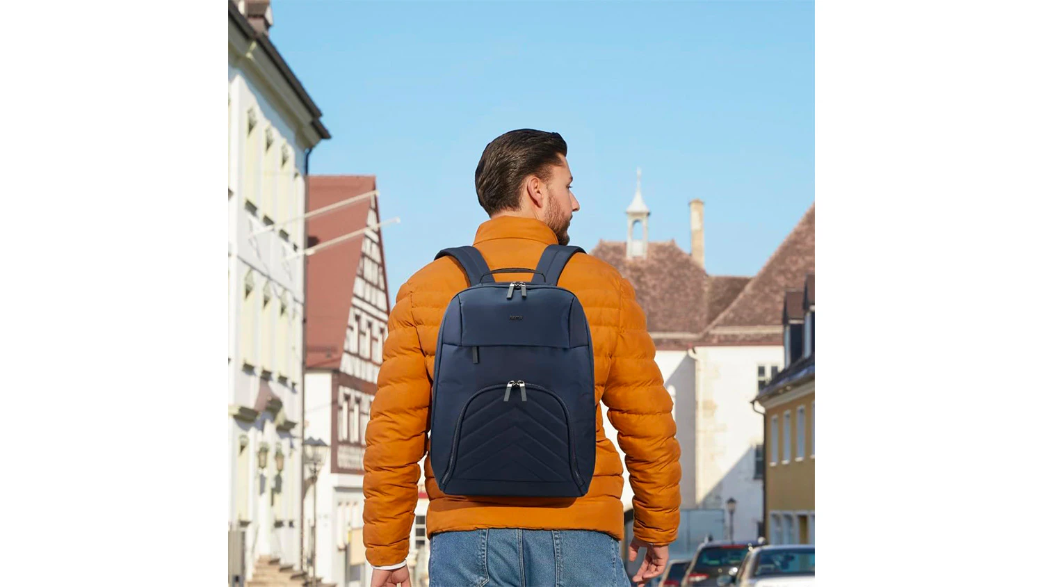 Muž s batohom Hama Premium Lightweight