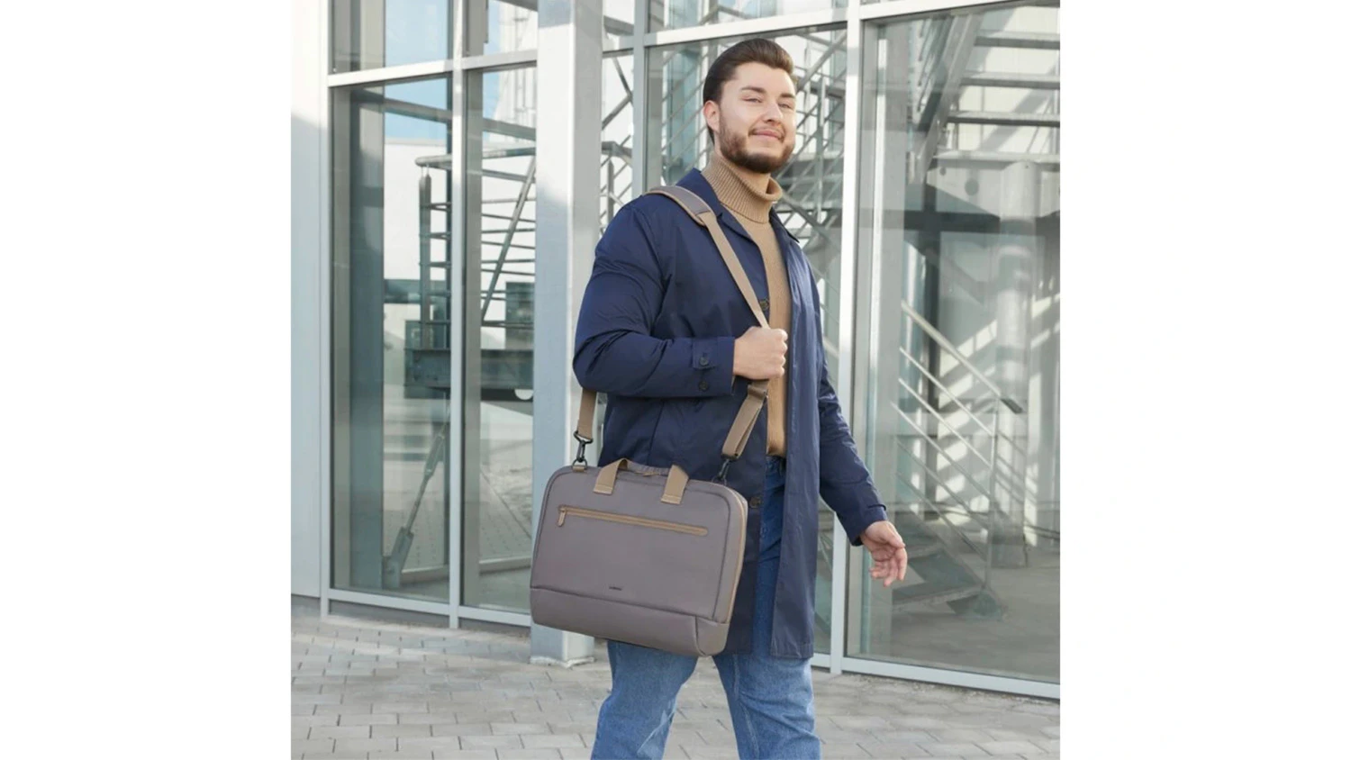 Muž s brašňou Hama Ultra Lightweight Muž rameno