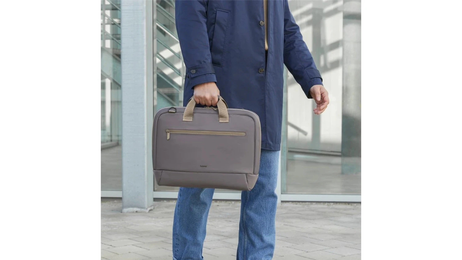 Muž držiaci brašňu na notebook Hama Ultra Lightweight