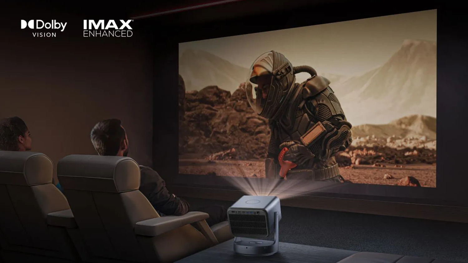 Lidé sledující film přes projektor Hisense C2 Ultra