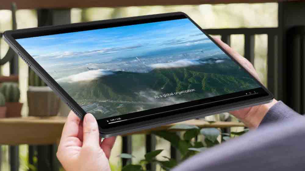 Mužsk&eacute; ruce drž&iacute; tablet_02