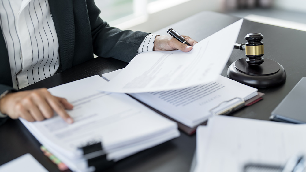 Pracuj&iacute;c&iacute; žena v kancel&aacute;ři_03