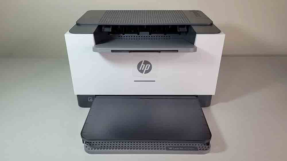 Laserová tiskárna HP LaserJet M209DW na šedém pozadí_04