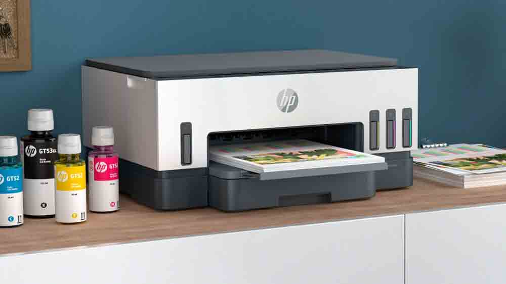 Atramentová tlačiareň HP Smart Tank 720 All-in-One s náplňami, položená na stole_04